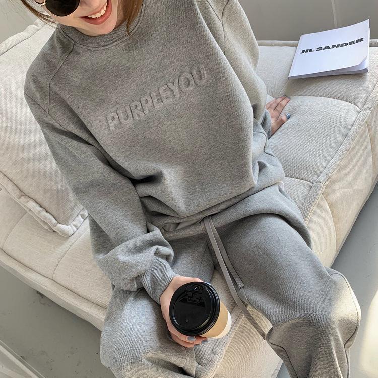 Women's Urban Lounge Outfit with oversized sweatshirt and casual joggers Chic & Stil