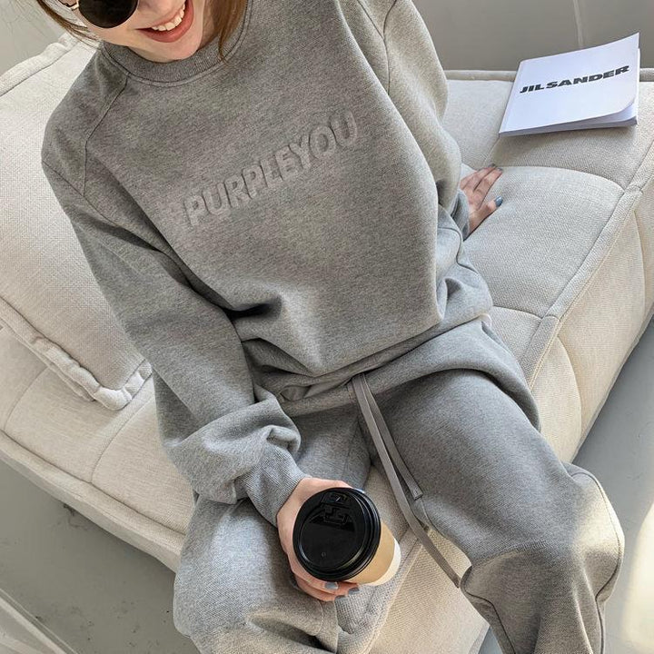 Women's Urban Lounge Outfit with oversized sweatshirt and casual joggers Chic & Stil