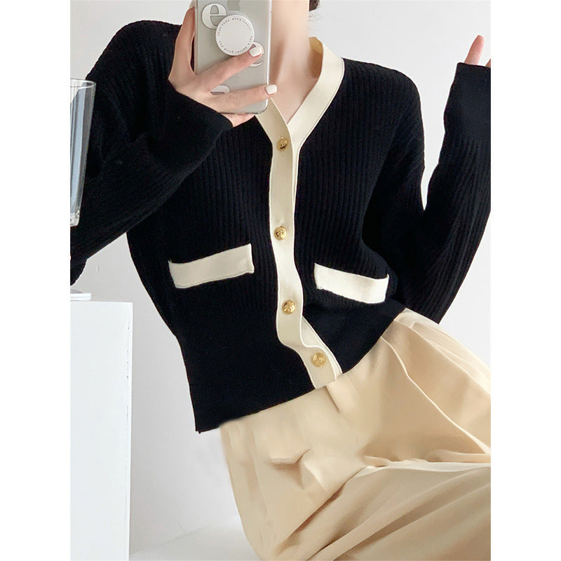 Gilet en maille à la mode pour femmes avec patte de boutonnage décorative et poches contrastées Chic & Stil