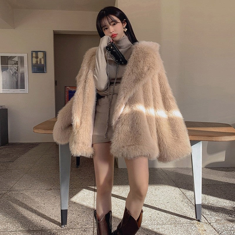 Women Plush Faux Fur Jacket with a Loose Silhouette Lune London