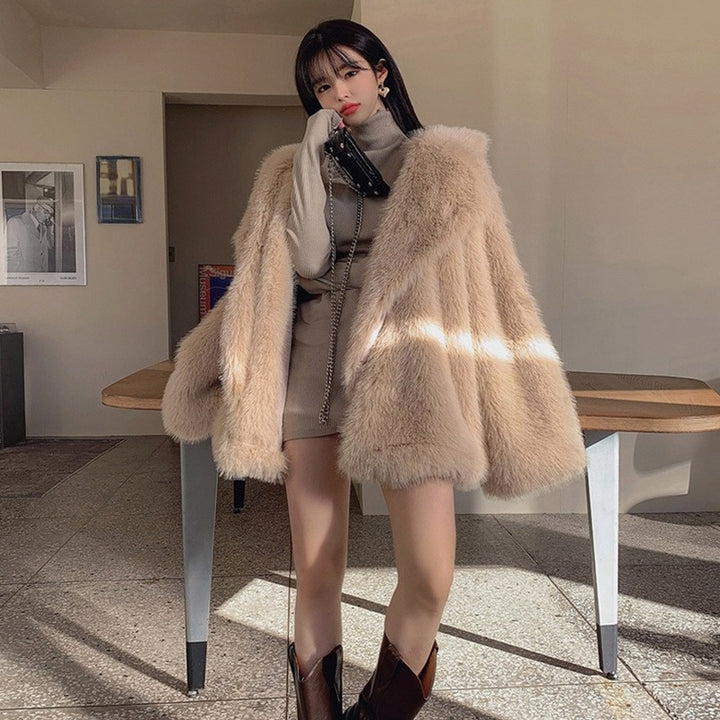 Women Plush Faux Fur Jacket with a Loose Silhouette Lune London