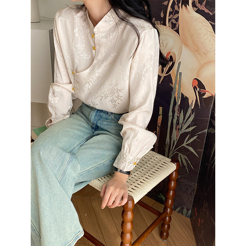 Ladies blouse with floral embroidery and refined button details Chic & Stil