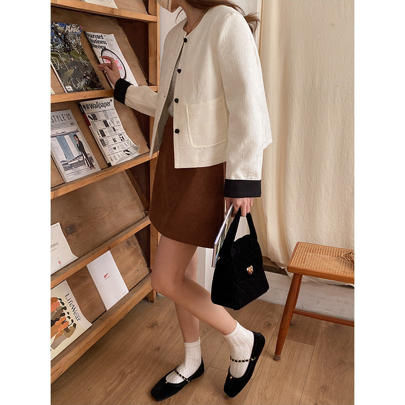 Ladies elegant shorter blazer with decorative button details Chic & Stil