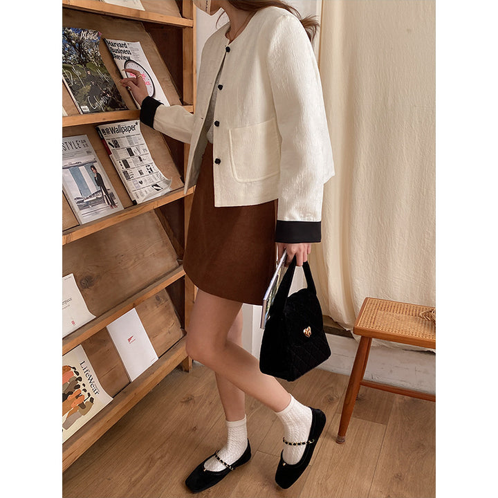 Ladies elegant shorter blazer with decorative button details Chic & Stil