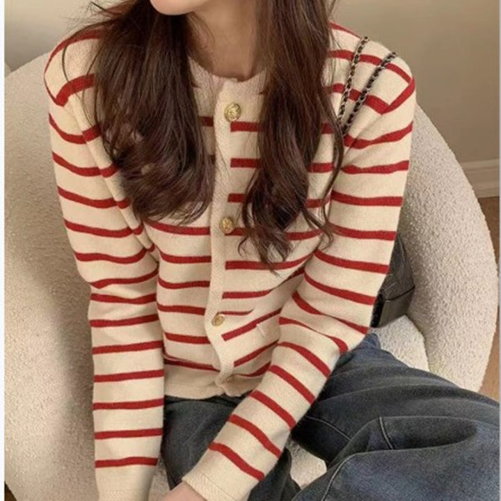 Cardigan pour femmes avec boutons élégants et motif rayé Chic & Stil