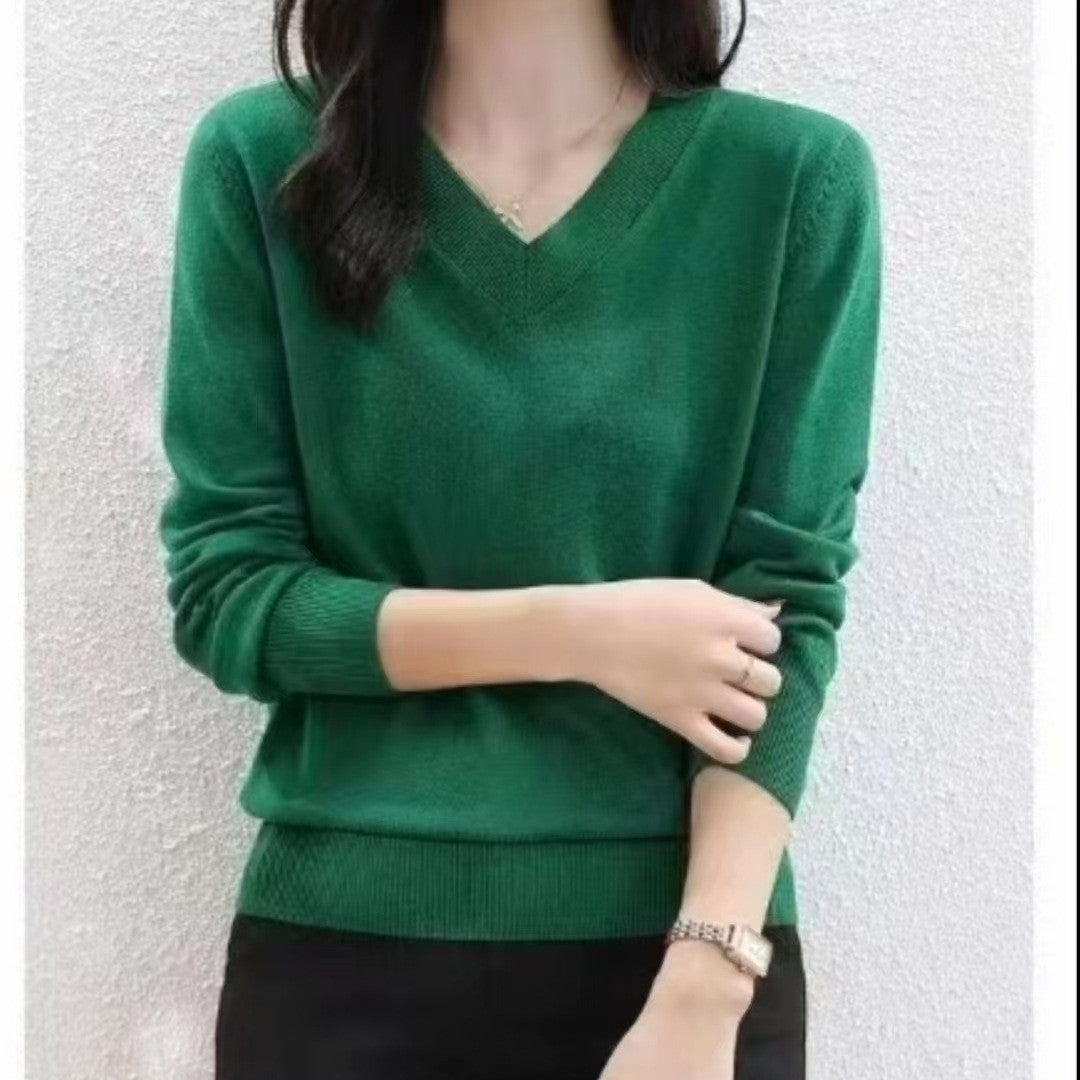 Ladies elegant V-neck sweater with a fine knitted texture Lune London