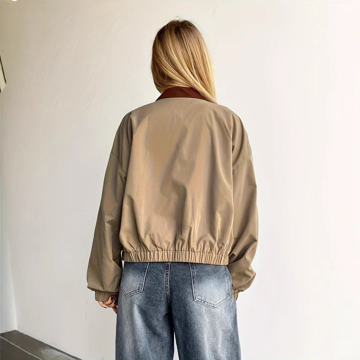 Casual short jacket for women with oversized cut and contrasting collar Chic und Stil