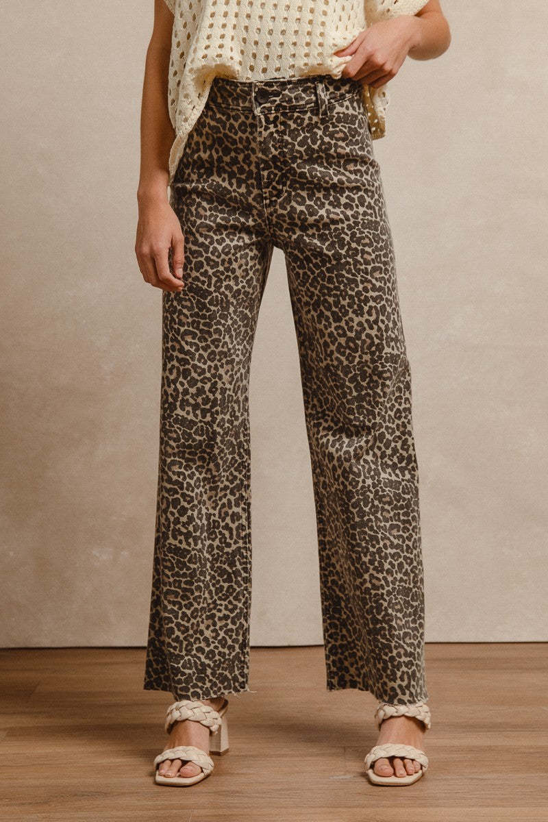 Loose jeans for women with chic leopard print and style