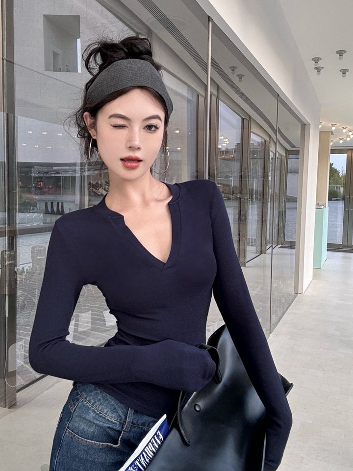 Women's long sleeve shirt with V-neckline and fitted silhouette Chic & Stil