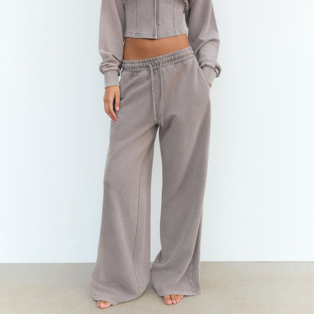 Trendy outfit for women with cropped hoodie and wide pants Lune London