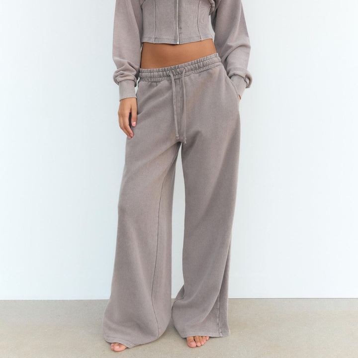 Trendy outfit for women with cropped hoodie and wide pants Lune London