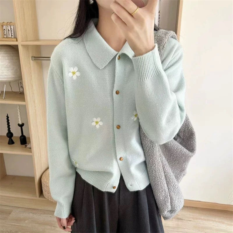 Lady cardigan with floral appliqués and a classic collar Lune London