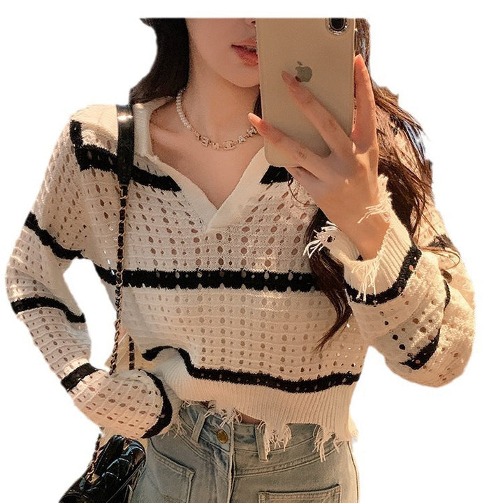 Pull en tricot aérien pour femmes avec un design en maille moderne et un motif rayé continu Chic & Stil