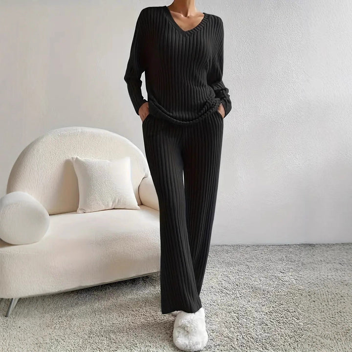 Elegant knitted suit for women with V-neck and side waist Lune London
