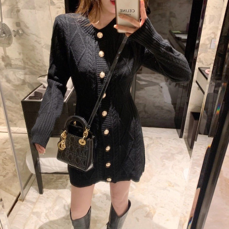 Robe en tricot pour femmes avec design en câble et élégant plastron de boutons Chic & Stil