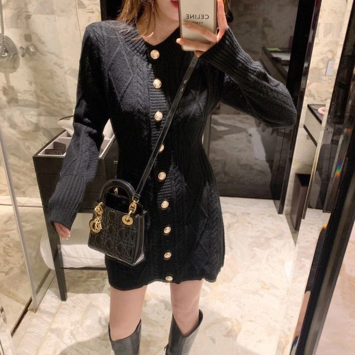 Robe en tricot pour femmes avec design en câble et élégant plastron de boutons Chic & Stil