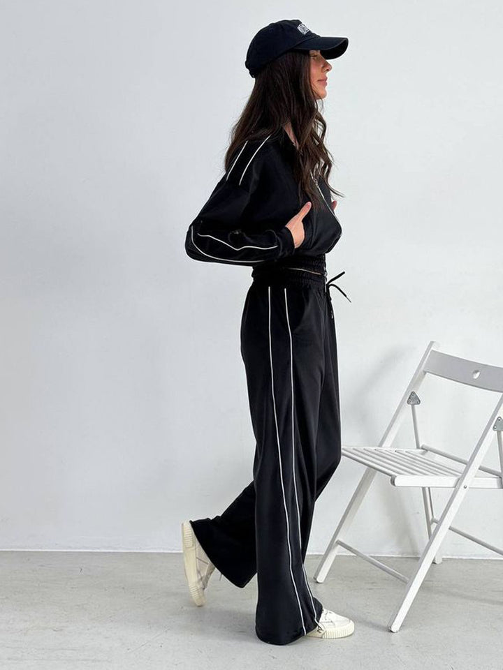 Women's sports set with elastic waistband and contrasting side stripes Lune London