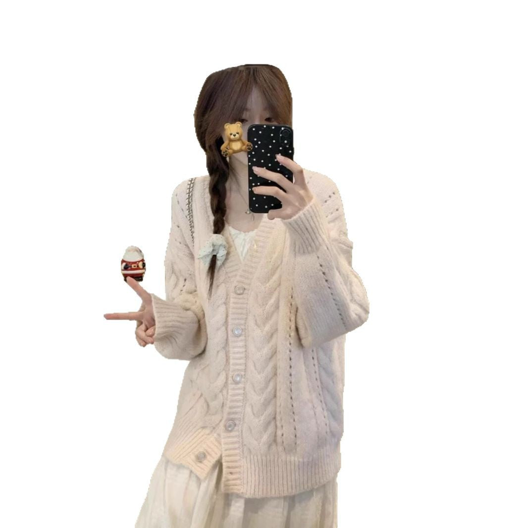 Cardigan pour femmes avec motif en cable et détail floral Chic & Stil