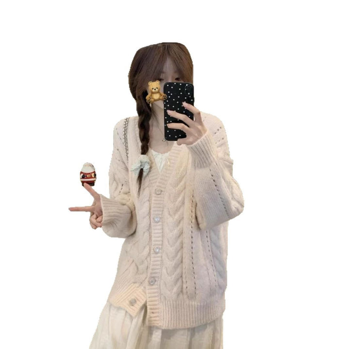 Cardigan pour femmes avec motif en cable et détail floral Chic & Stil