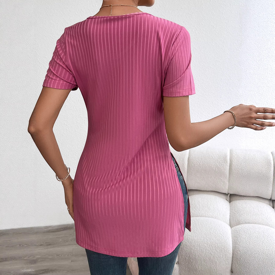 Fine knit top for women with an elegant V-neck and a flattering cut for the Chic & Stil silhouette