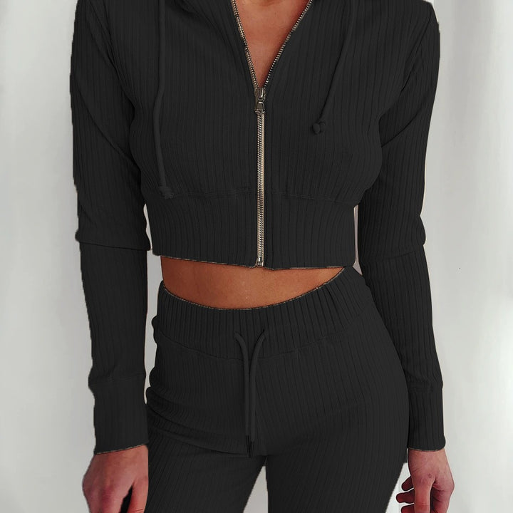 Ensemble de hoodie court sportif pour femmes avec un design en fines côtes et un grand confort de port Chic & Stil