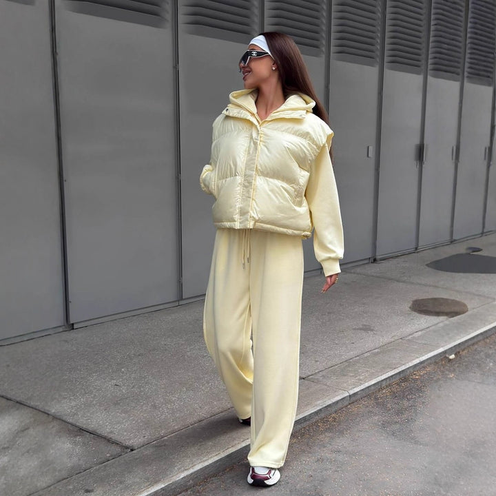 Dames stylé doudoune avec capuche et pantalons amples décontractés Chic & Stil