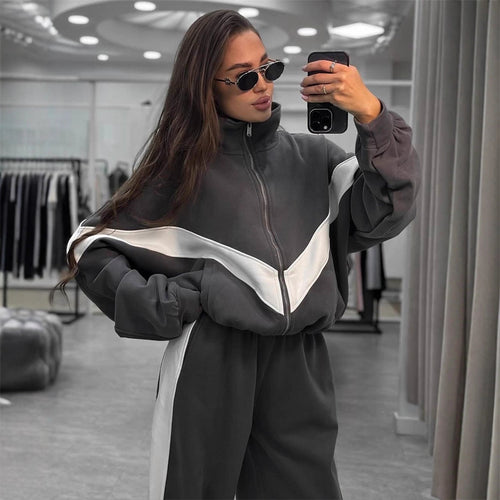 Women's sporty jogging suit with high collar and striking contrast stripes Chic & Stil