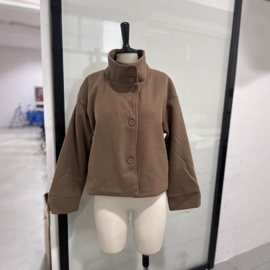 Veste oversize pour femmes avec col haut et détails en boutons Chic & Stil