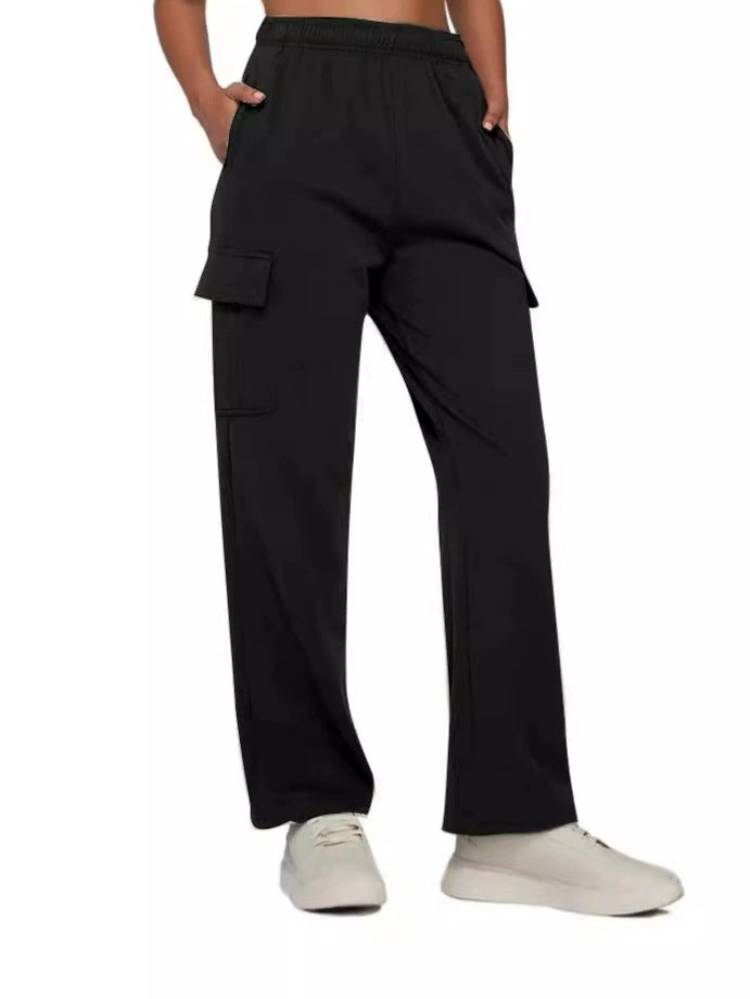 Versatile cargo pants for women with elastic waistband and numerous pockets Chic and Style