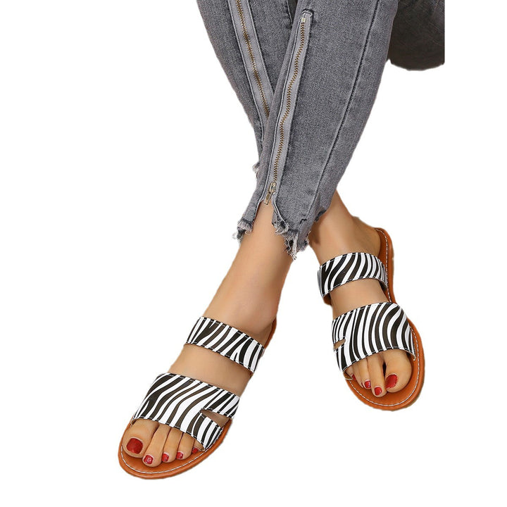 Fashionable women's leisure sandals with double strap in chic leopard design