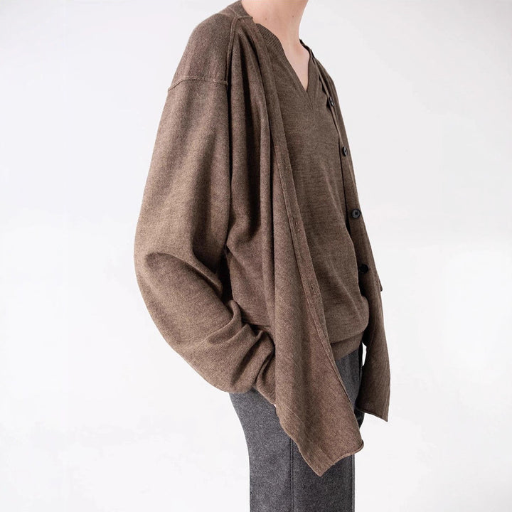 Cardigan en tricot décontracté pour femmes avec coupe asymétrique et détails de boutons Chic & Stil