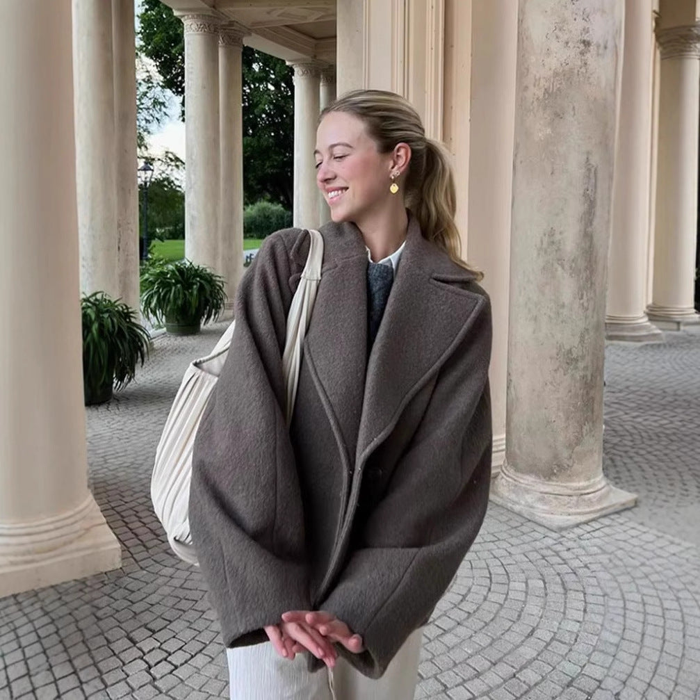 Elegant and warm wool coat for women with notched collar Lune London