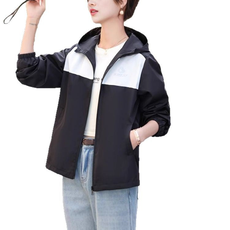 Veste de transition légère pour femmes avec un design pratique à capuche Chic & Stil