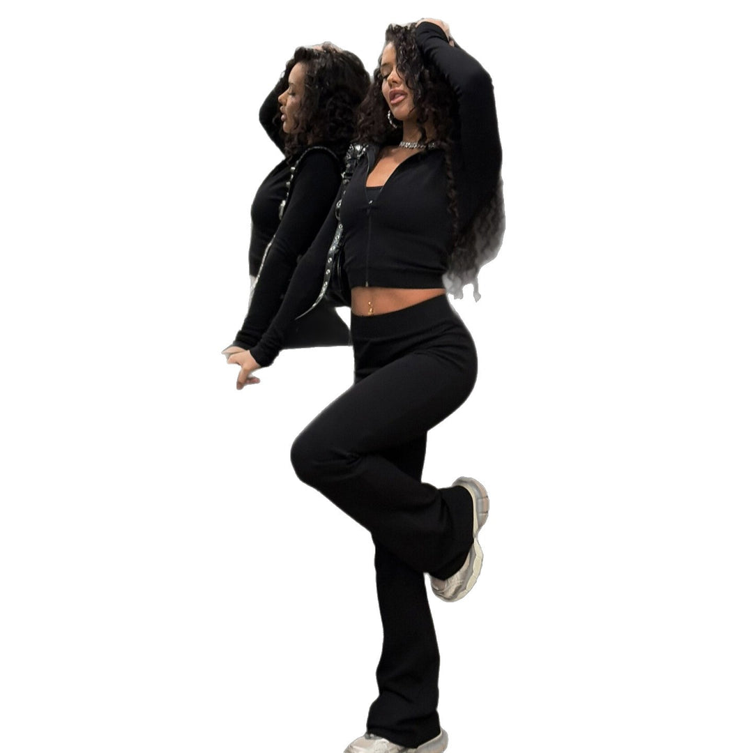 Women's sports top with flattering cut and zipper Lune London