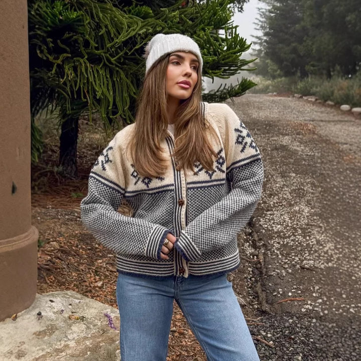 Veste en tricot pour femmes avec motif traditionnel et patte de boutonnage Chic & Stil