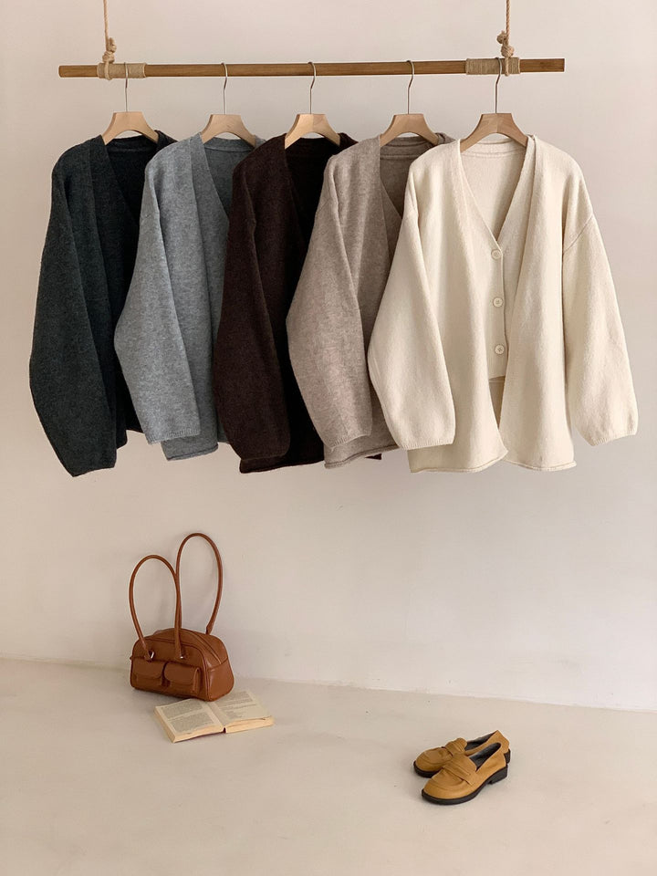 Cardigan féminin à la mode avec un élégant col en V et fermeture à boutons Chic & Stil