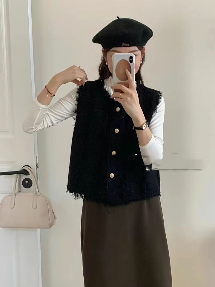 Gilet tricoté sans coutures pour femmes avec des détails de bouton élégants et des bords effilochés Chic & Stil