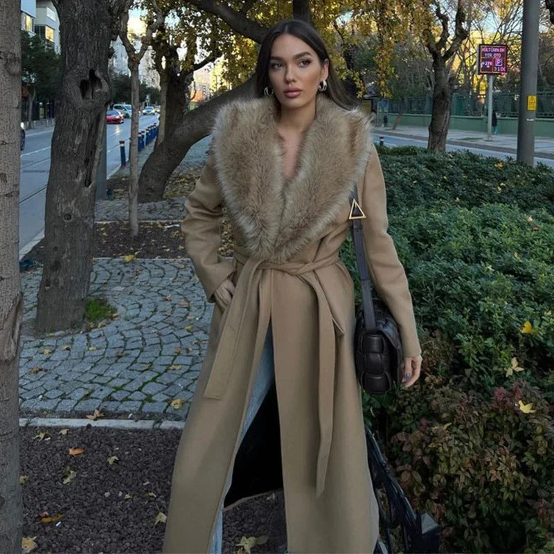 Ladies Elegant Coat with Luxurious Fur Collar Lune London
