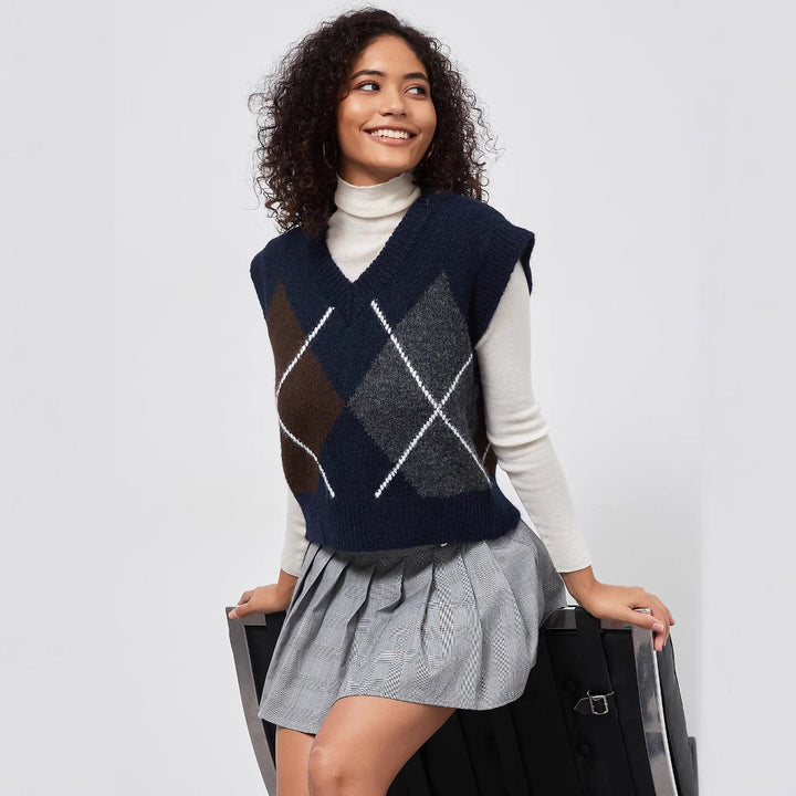 Knitted sweater for ladies with a modern diamond pattern Lune London