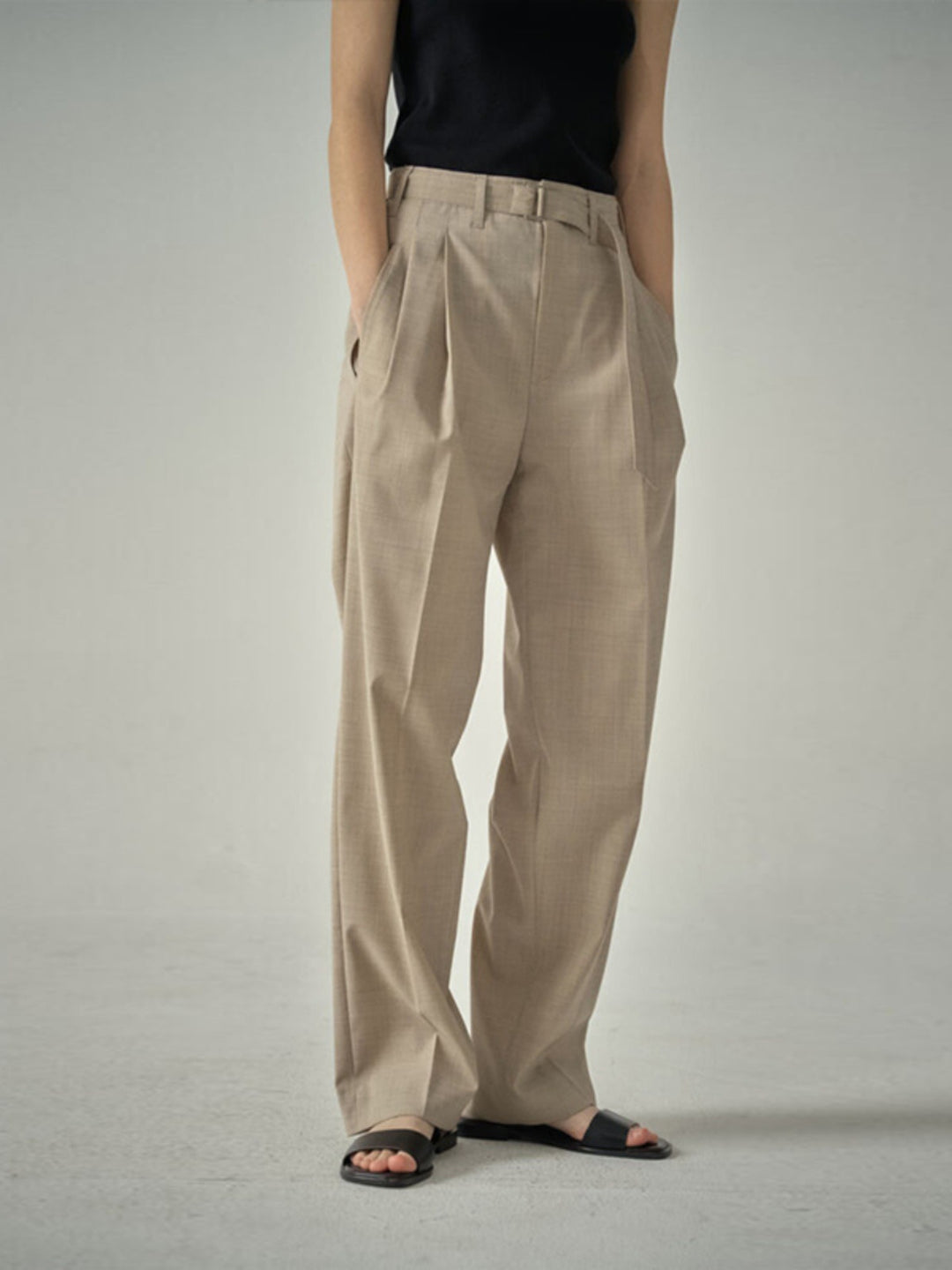 Pantalons en tissu élégants pour femmes avec taille haute et ceinture stylée Chic & Stil