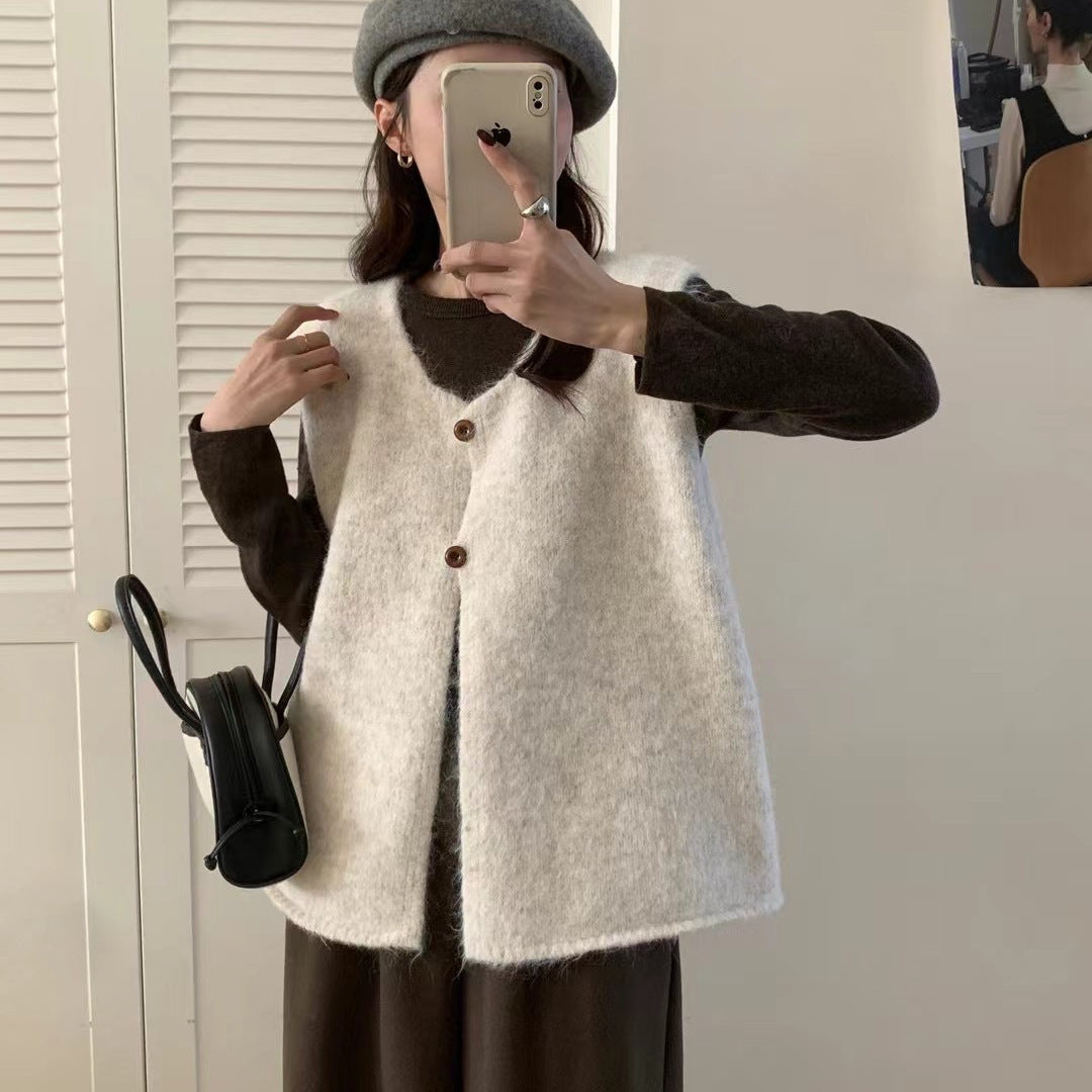 Knit vest for women with button details and soft materials Lune London