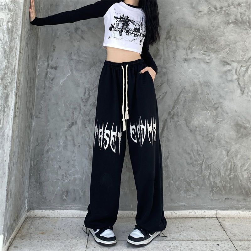 Women's baggy pants with unique graffiti design Chic & Stil