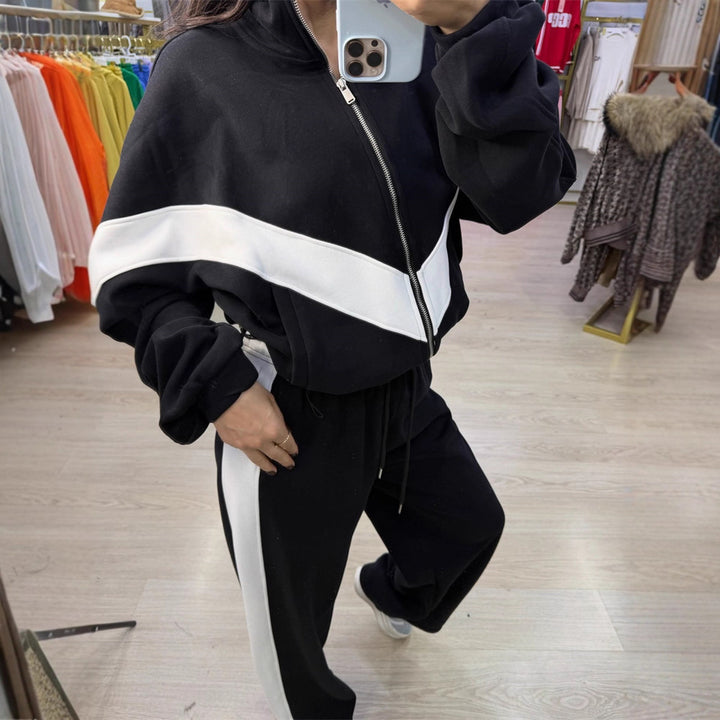 Women's sporty jogging suit with high collar and striking contrast stripes Chic & Stil