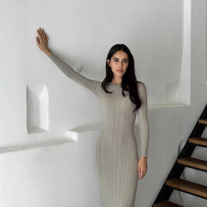 Robe maxi en tricot côtelé élégante pour femmes avec manches longues et coupe ajustée Chic & Stil