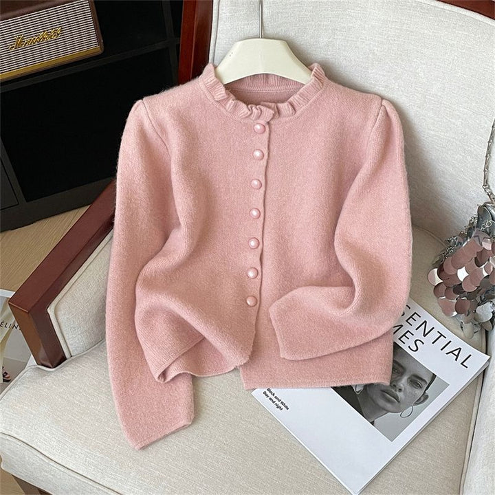 Cardigan élégant pour femmes avec des volants féminins et des boutons en perles Chic & Stil