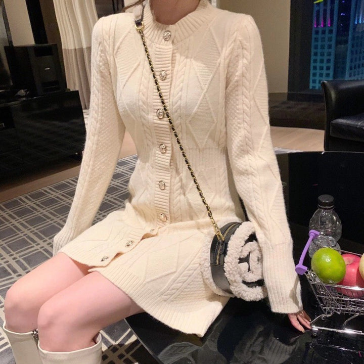 Robe en tricot pour femmes avec un élégant motif en câble et des boutons décoratifs Chic & Stil