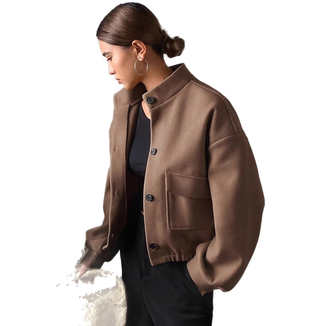 Fashionable short jacket for women with practical flap pockets and a chic stand-up collar