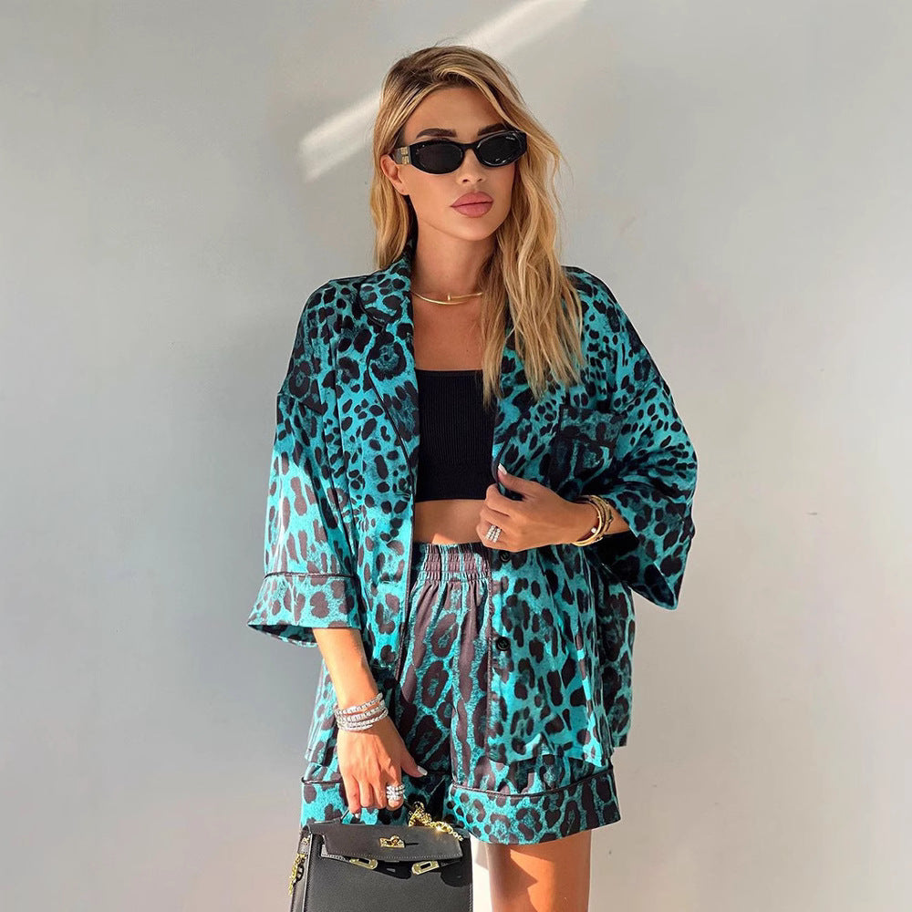 Short satin blouse with short sleeves for women with leopard print and relaxed fit Lune London
