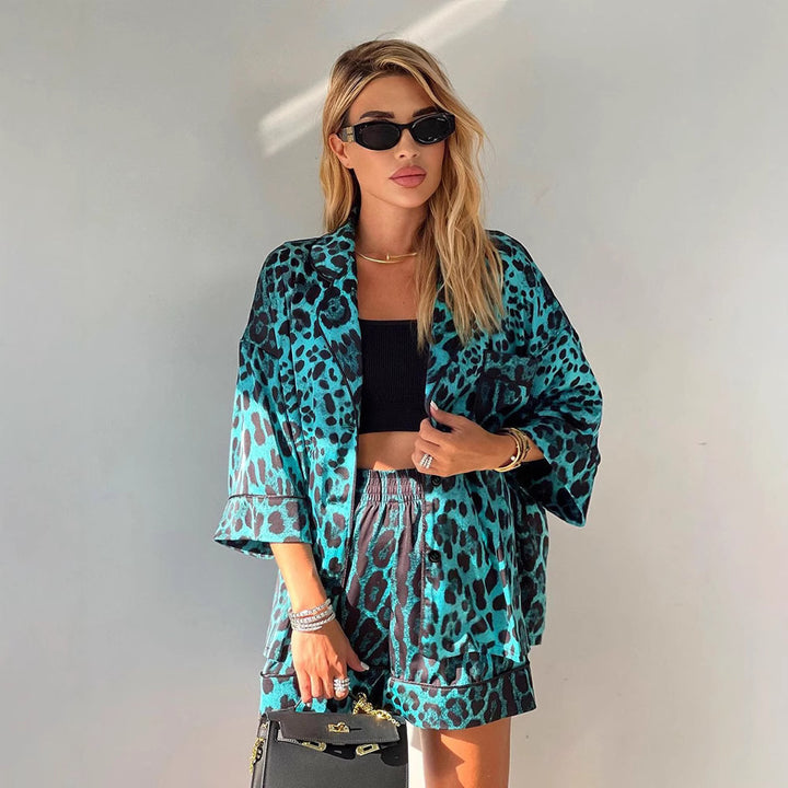 Short satin blouse with short sleeves for women with leopard print and relaxed fit Lune London