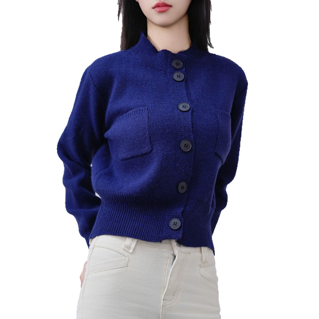 Cardigan pour femmes avec patte de boutonnage et poche poitrine pratique Chic & Stil